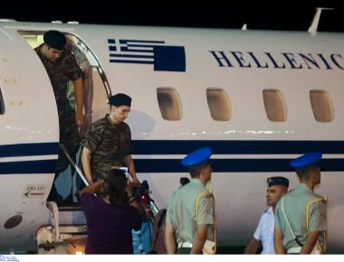 Θλιβερή παράσταση: Εβαλαν τους δύο ταλαιπωρημένους στρατιωτικούς να επιθεωρήσουν... άγημα στις 03.30 τα ξημερώματα!